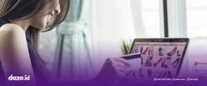 terdapat laptop dan wanita yang sedang memegang kartu kredit ingin berbelanja. Salah satunya dengan integrasi pembayaran toko online
