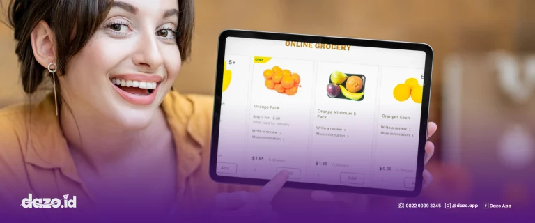 seorang wanita sedang memegang tablet didalamnya terdapat fitur toko online modern
