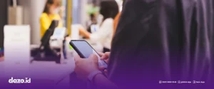 seorang pelanggan sedang memegang hp berwarna hitam. Ini dia tips checkout untuk Bisnis E-commerce