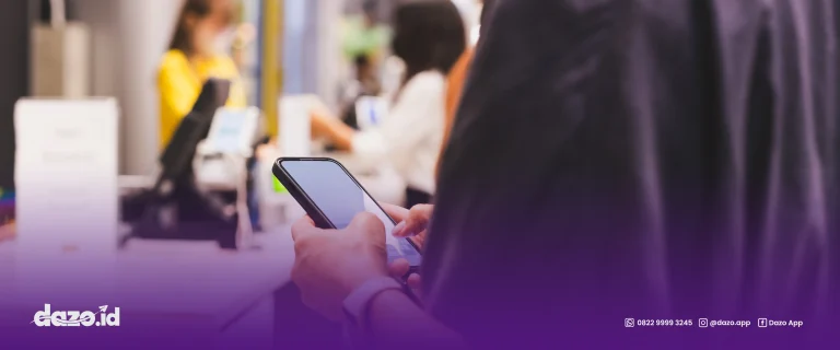 seorang pelanggan sedang memegang hp berwarna hitam. Ini dia tips checkout untuk Bisnis E-commerce