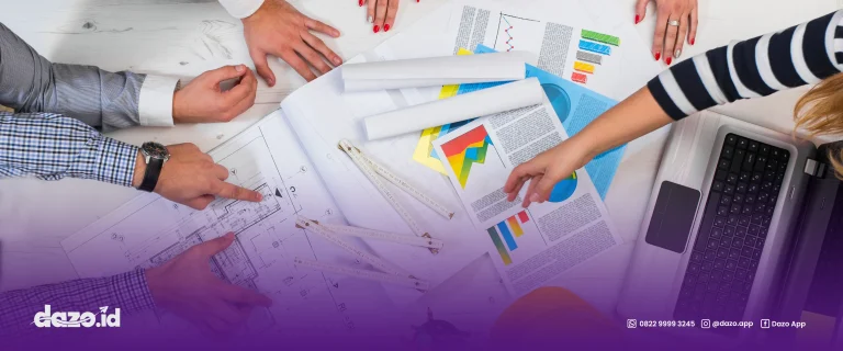 sekelompok orang sedang berdiskusi dengan report bisnis. Inilah cara efektif pengelolaan melalui Manajemen Produk dan Pesanan