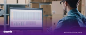 seorang laki laki berkemeja biru dengan kacamata hitam sedang melihat laporan analisa dari software manajemen inventory