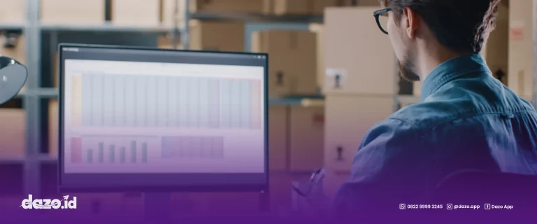 seorang laki laki berkemeja biru dengan kacamata hitam sedang melihat laporan analisa dari software manajemen inventory