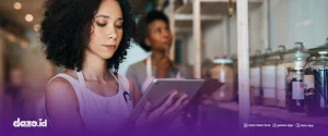 seorang wanita sedang memegang tablet berwarna silver mencoba memahami natural language processing