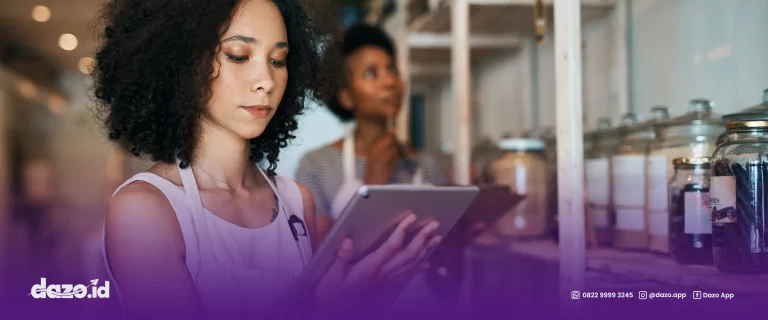 seorang wanita sedang memegang tablet berwarna silver mencoba memahami natural language processing