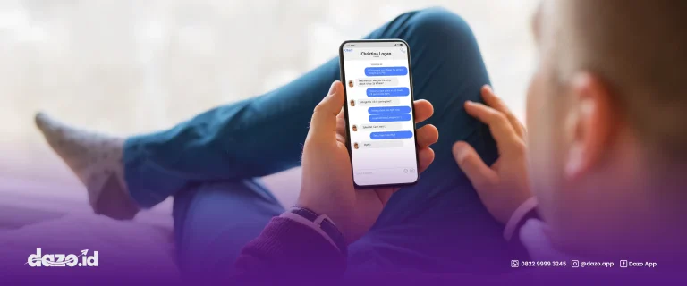 seorang pria dengan jas berwarna biru alternatif sedang memegang sebuah handphone berwarna hitam berbentuk persegi panjang sedang melakukan pembicaraan melalui chat mengenai alternatif whatsapp API