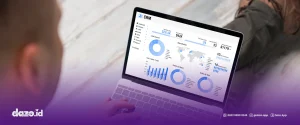 terdapat seorang pria sedang menggunakan laptop dilayarnya terdapat tampilan software CRM Gratis