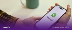 seseorang sedang memegang hp berwarna hitam sedang melakukan upgrade ke WhatsApp AI