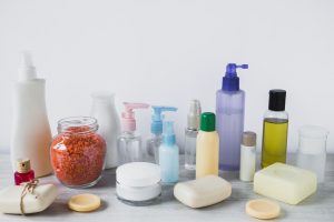 Terdapat beberapa pilihan produk kecantikan yang terpampang seperti botol berwarna biru, bening, lotion, dan sabun batang