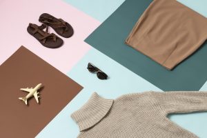 Terdapat beberapa piliha produk fashion yang terpampang seperti kacamata hitam, rok berwarna coklat, baju sweater berwarna coklat susu, sendal berwarna coklat tua