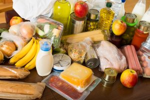 Terdapat beberapa pilihan produk makanan minuman yang terpampang seperti telur, pisang, apel, daging, keju, roti, minyak, pasta, sosis, dan berbagai macam bumbu-bumbu