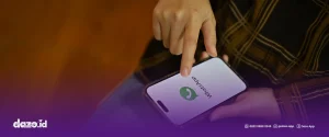 terlihat layar handphone sedang menampilkan WA GB
