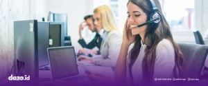 Seorang CS sedang menggunakan sistem customer data platform