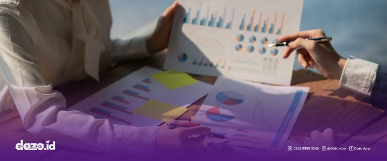 seseorang sedang menjelaskan 4 strategi pemasaran