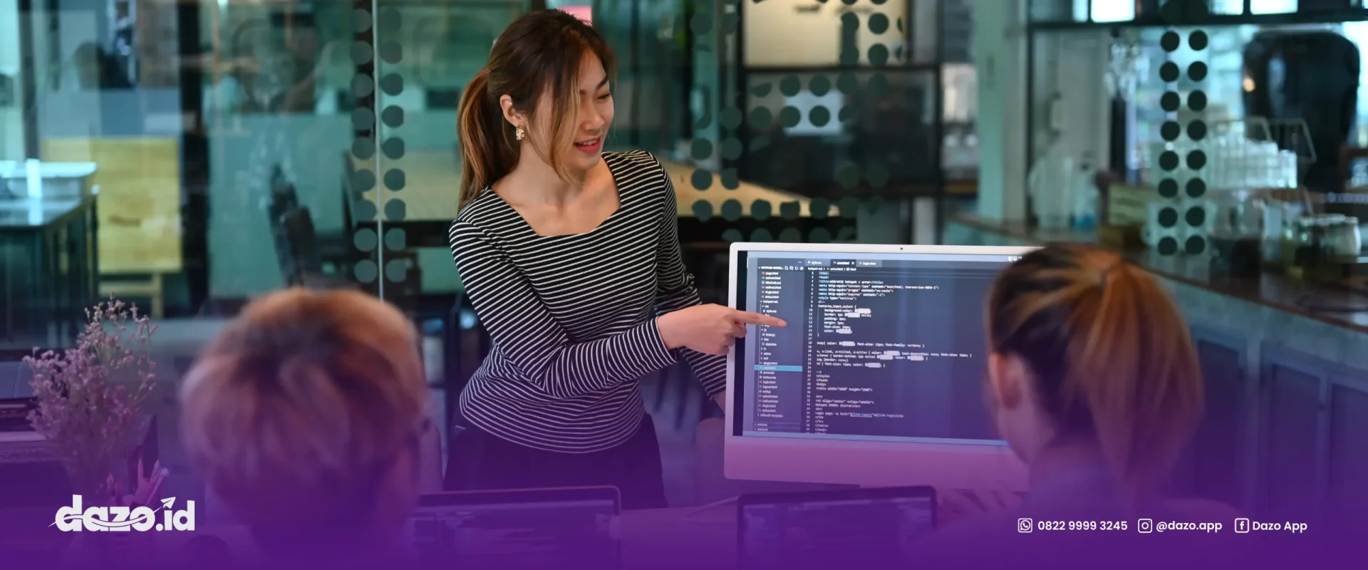 seorang wanita sedang menjelaskan mengenai software customer ai terbaik