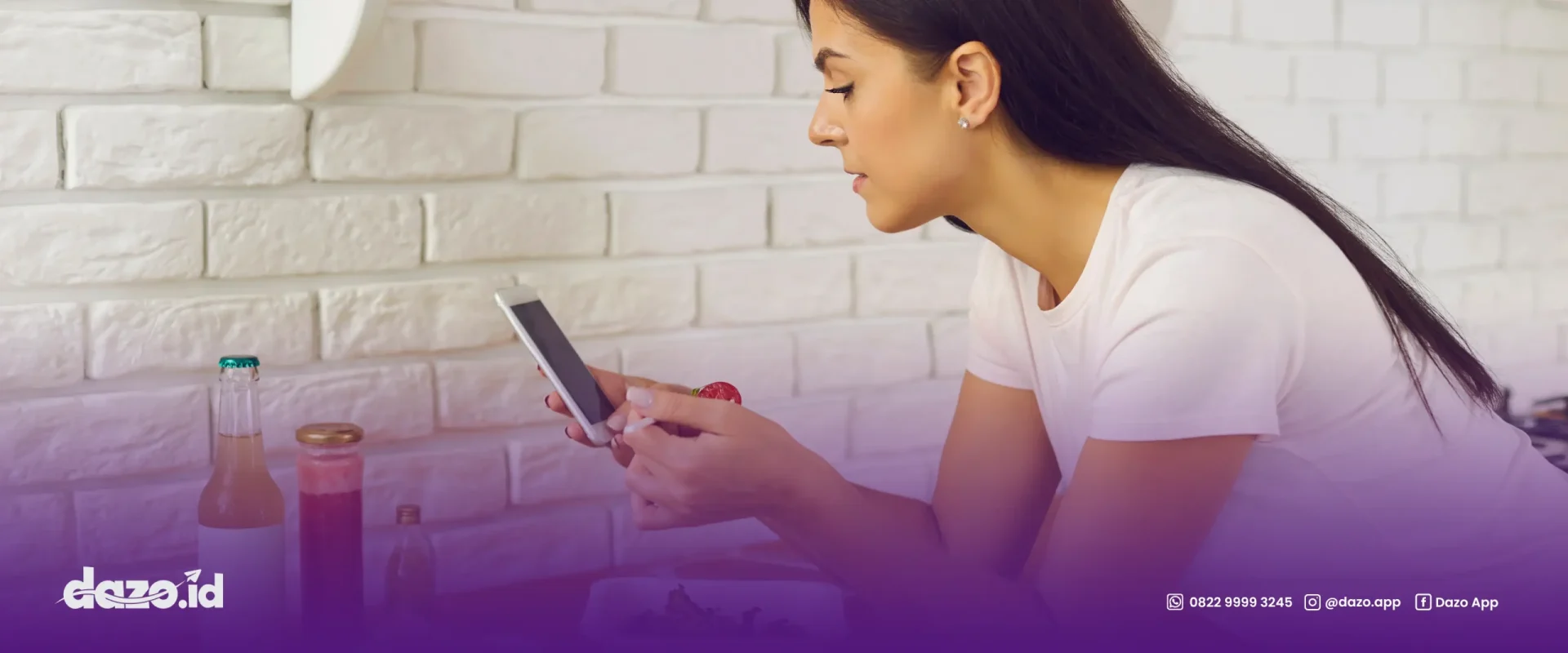 seorang wanita berbaju putih sedang memegang hp. Scrolling aplikasi pemesanan online terbaik