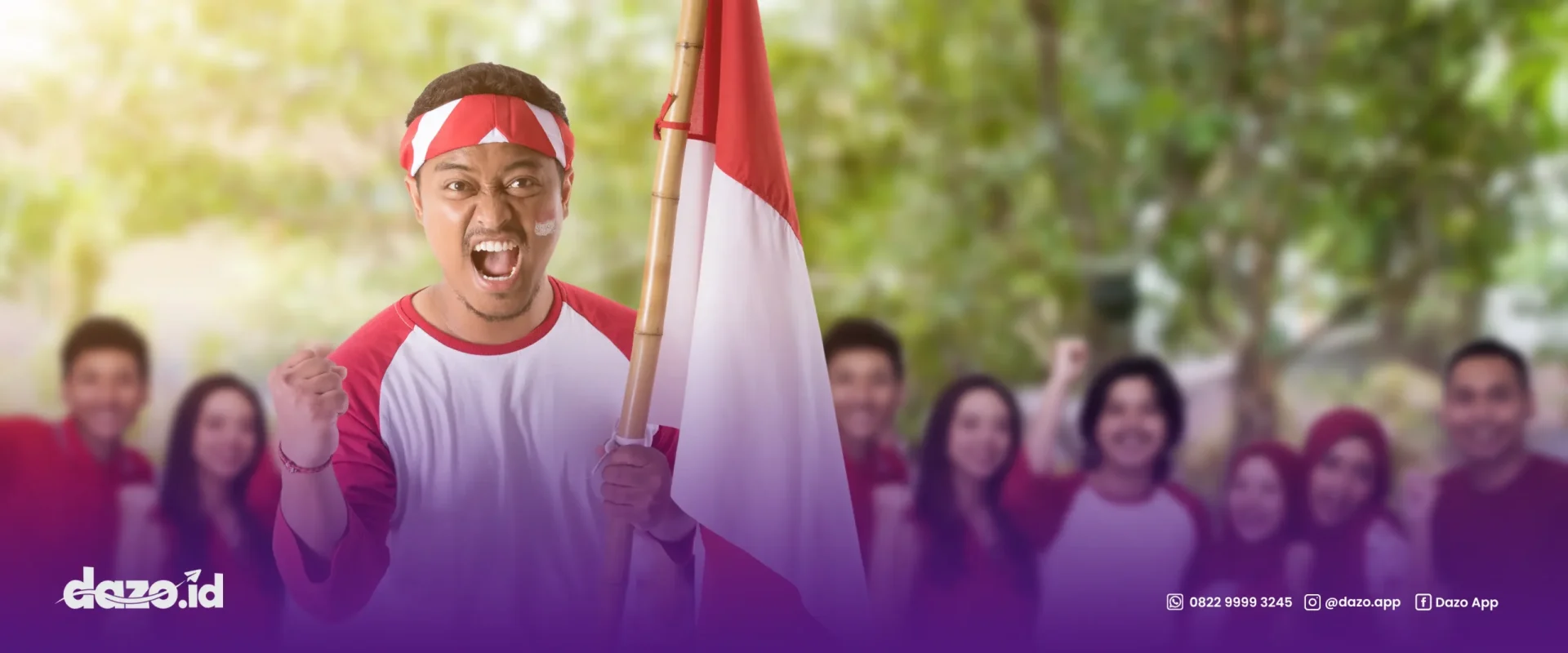 seorang laki laki memakai baju berwarna merah putih dengan ikat kepala yang juga berwarna merah putih sedang membawa bendera negara Indonesia berwarna merah putih meneriakan promosi hari kemerdekaan