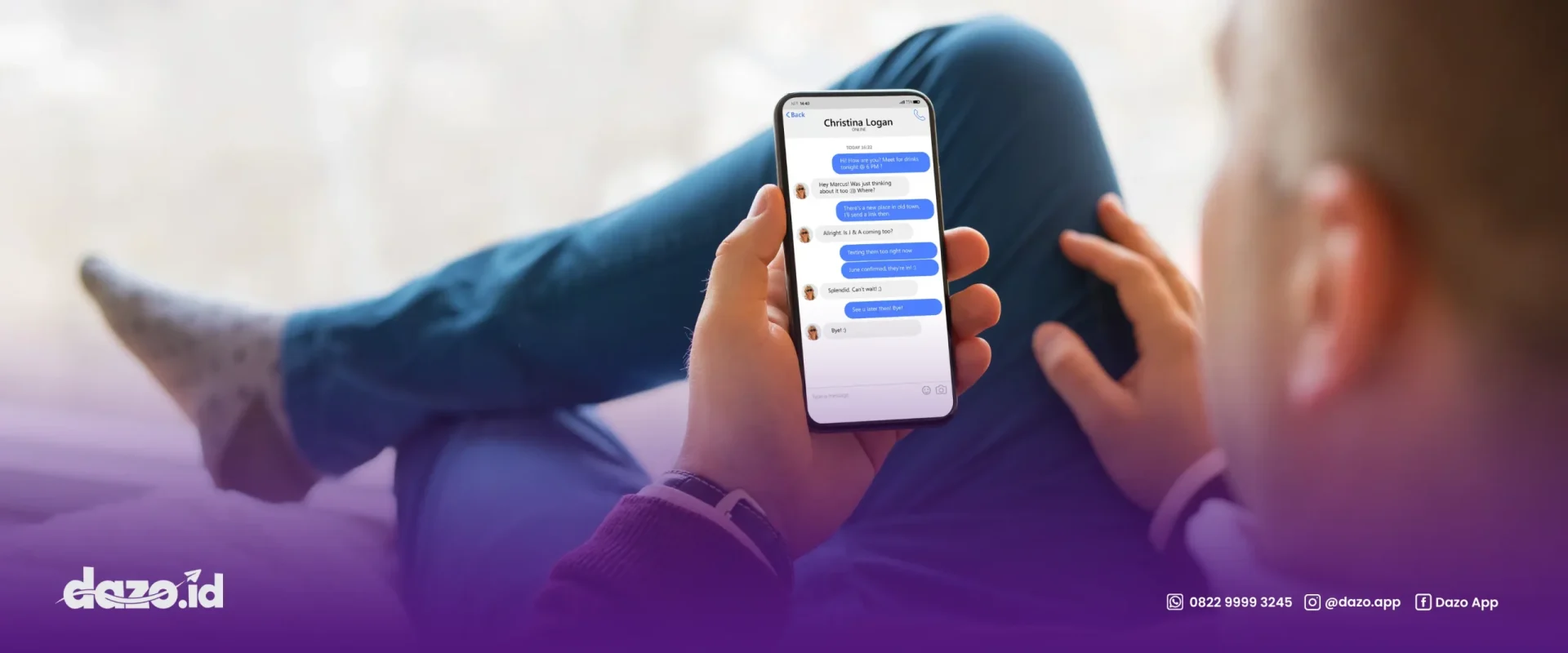 seorang pria dengan jas berwarna biru alternatif sedang memegang sebuah handphone berwarna hitam berbentuk persegi panjang sedang melakukan pembicaraan melalui chat mengenai alternatif whatsapp API