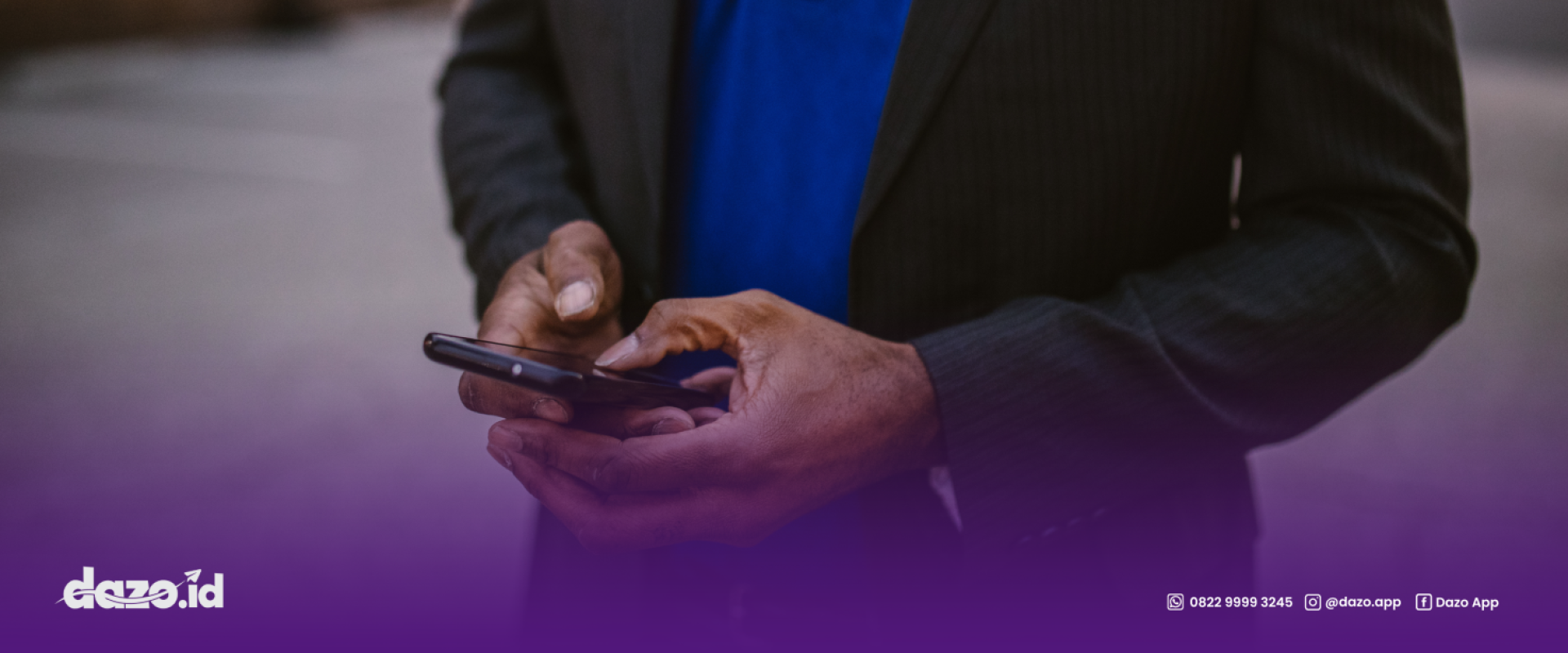 seseorang sedang melakukan chatting dengan menggunakan SaaS WhatsApp Bot AI